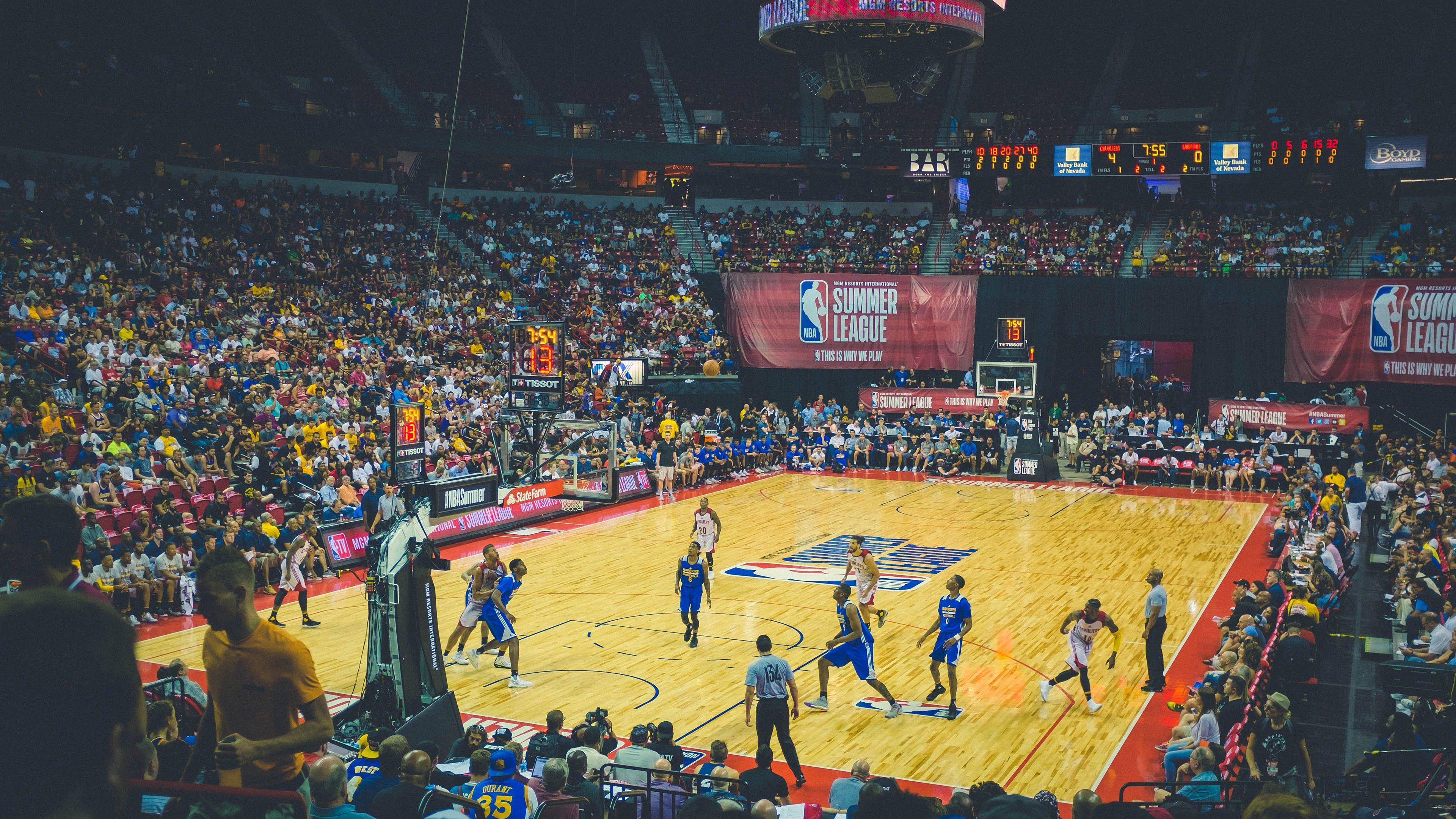 贝丝·米德赛场内外展锋芒 坦言泰勒·斯威夫特音乐赋予她力量